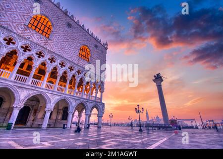 Venedig, Italien - 11. Oktober 2019: Dogenpalast oder Palazzo Ducale und Markusplatz oder Piazza San Marco bei Sonnenaufgang in Venedig, Italien. Stockfoto