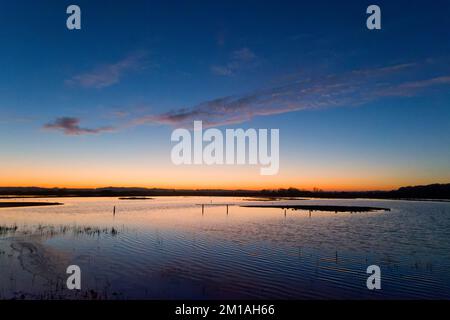 Blick von Osten Verstecken Sie sich über Scrape at Sunset, RSPB Minsmere Nature Reserve, Suffolk, England, Dezember Stockfoto