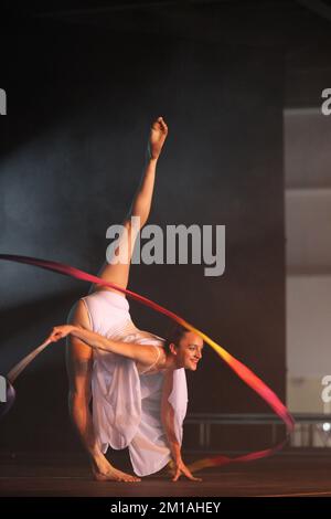 Mississauga, Kanada. 04.. September 2011. Eine Künstlerin des Zero Gravity Circus zeigt am 04. September 2011 in Mississauga, Ontario, Kanada, ihre Flexibilität. (Foto von Creative Touch Imaging Ltd./NurPhoto)0 Kredit: NurPhoto/Alamy Live News Stockfoto