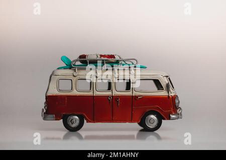 Rot-weißes Kleinbus-Spielzeugmodell im Retro-Look, isoliert auf Weiß. Tervuren - November 30 2022 Stockfoto