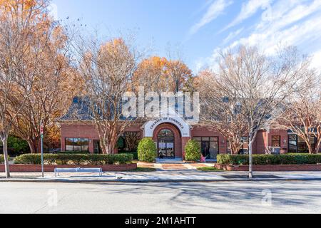 1. DEZ. 2022-WAKE FOREST, NC, USA: Chamber of Commerce Building. Stockfoto