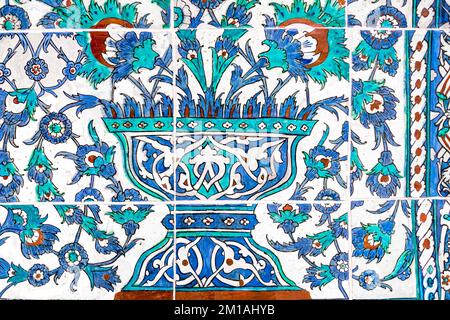 Handbemalte türkische Iznik-Keramikfliesen mit Blumen- und Vasenmuster aus dem Topkapi-Palast in Istanbul, Türkei. Stockfoto