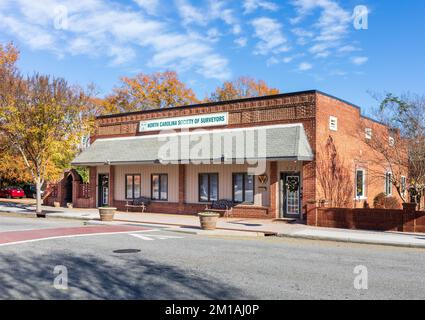 1. DEZEMBER 2022 – WAKE FOREST, NC, USA: North Carolina Society of Surveyors, Gebäude und Schild. Stockfoto