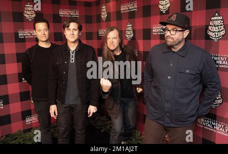 Inglewood, USA. 10.. Dezember 2022. Jimmy Eat World – Tom Linton, Jim Adkins, Rick Burch und Zach Lind nehmen am 10. Dezember 2022 auf dem Kia Forum in Inglewood, Kalifornien, an Audacy's „KROQ Fast Acoustic Christmas“ Teil. Foto: Casey Flanigan/imageSPACE/Sipa USA Kredit: SIPA USA/Alamy Live News Stockfoto