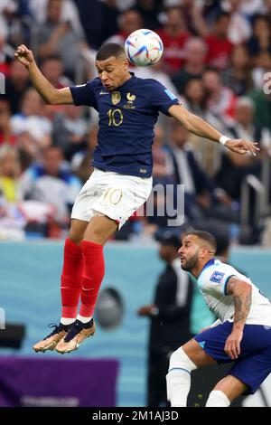 AL KHOR, KATAR - 10. DEZEMBER: FIFA-Weltmeisterschaft Katar 2022. Viertelfinalspiel zwischen England und Frankreich am 10. Dezember 2022 im Al Bayt Stadium in Al Khor, Katar. England – Frankreich 1:2 Fussball WM 2022 bei der FIFA Fußball-Weltmeisterschaft Katar 2022 © diebilderwelt / Alamy Stock Stockfoto