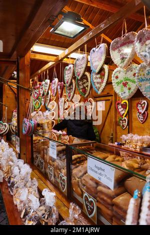 Hanau, Deutschland - 15. Dezember 2019: Lebkuchenherzen, ein traditionelles herzförmiges, auf dünnen oblaten gebackenes Leckerli, dekoriert und mit Izin beschriftet Stockfoto
