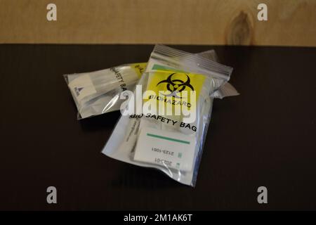 2 Covid-19-Schnelltests auf schwarzem Hintergrund Stockfoto