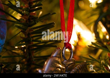 Weihnachtsbaumschmuck und Dekorationsgegenstände in Makro zeigen die Schönheit des Weihnachtsbaums und seine kontrastfarbenen Weihnachtsdekorationen Stockfoto