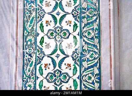 Osmanische handgefertigte Fliesen an einer Marmorwand des Topkapi-Palastes in Istanbul, Türkei. Stockfoto