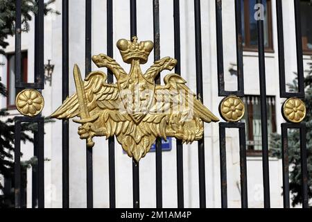 Offizielles Emblem des Verteidigungsministeriums von Russland auf dem Metallzaun, Blick auf das Hauptgebäude in Moskau. Symbol des russischen Militärs, Mobilisierung Stockfoto