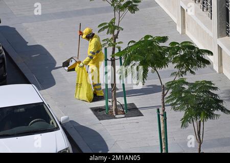 Doha, Katar. 05.. Dezember 2022. Straßenreiniger, Straßenkehrer, bei der Arbeit, Gastarbeiter. Fußball-Weltmeisterschaft 2022 in Katar ab 20,11. - 18.12.2022 Dollar Kredit: dpa/Alamy Live News Stockfoto