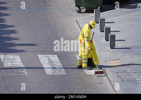 Doha, Katar. 05.. Dezember 2022. Straßenreiniger, Straßenkehrer, bei der Arbeit, Gastarbeiter. Fußball-Weltmeisterschaft 2022 in Katar ab 20,11. - 18.12.2022? Kredit: dpa/Alamy Live News Stockfoto