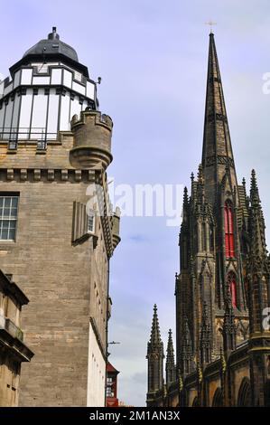 Ein Blick von der Spitze der Royal Mile, Edinburgh, einschließlich der Camera Obscura und der ehemaligen Kirche und Versammlungssaal, heute DAS ZENTRUM, ein öffentliches Kunstgebäude Stockfoto