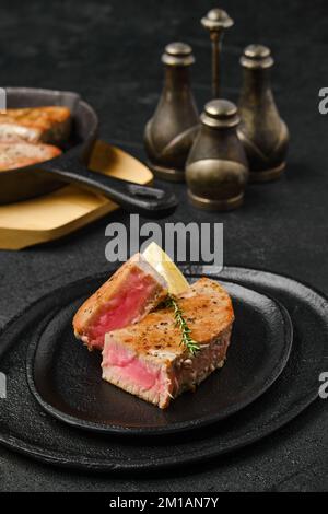 Geröstetes Thunfischsteak, Medium, auf einem Teller Stockfoto