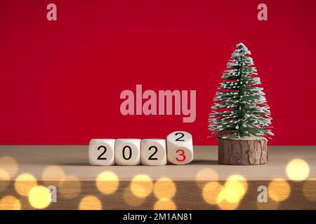 2023 Neujahr und Weihnachtskonzept auf rotem Hintergrund. Stockfoto