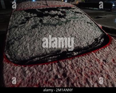 Sheerness, Kent, Großbritannien. 11.. Dezember 2022. In Sheerness, Kent, fällt heute Abend Schnee. Kredit: James Bell/Alamy Live News Stockfoto