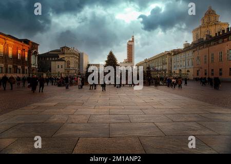 Turin, Italien. 11.. Dezember 2022. Italien Piemont Turin Weihnachtsbäume auf der Piazza Castello Credit: Realy Easy Star/Alamy Live News Stockfoto