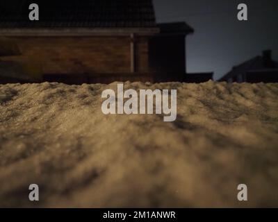 Sheerness, Kent, Großbritannien. 11.. Dezember 2022. In Sheerness, Kent, fällt heute Abend Schnee. Kredit: James Bell/Alamy Live News Stockfoto