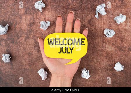 Handgeschriebenes Schild Welcome July. Konzept Bedeutung Kalender Siebter Monat 31days Drittes Quartal Neue Saison Stockfoto