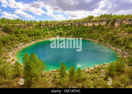 Malerischer Blick auf die Lagune von Laguna del Tejo, letzter Ursprung in Serranía de Cuenca, Spanien Stockfoto