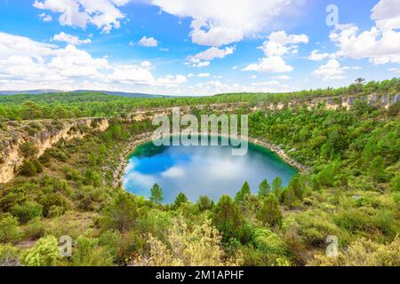 Malerischer Blick auf die Lagune von Laguna del Tejo, letzter Ursprung in Serranía de Cuenca, Spanien Stockfoto