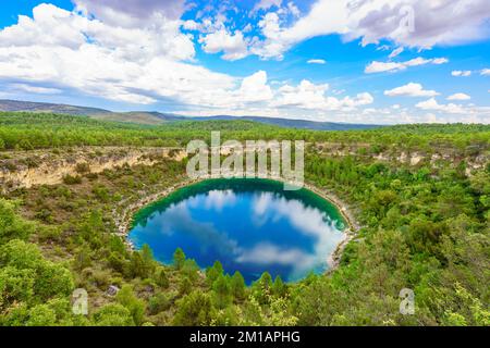 Malerischer Blick auf die Lagune von Laguna del Tejo, letzter Ursprung in Serranía de Cuenca, Spanien Stockfoto