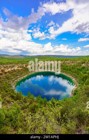 Malerischer Blick auf die Lagune von Laguna del Tejo, letzter Ursprung in Serranía de Cuenca, Spanien Stockfoto