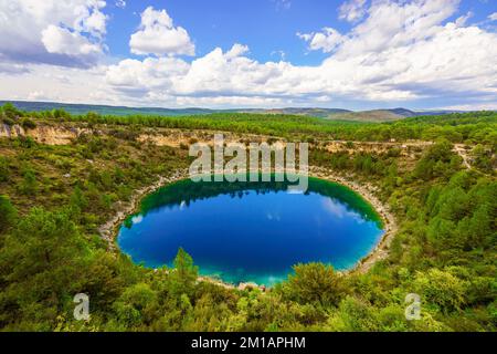 Malerischer Blick auf die Lagune von Laguna del Tejo, letzter Ursprung in Serranía de Cuenca, Spanien Stockfoto