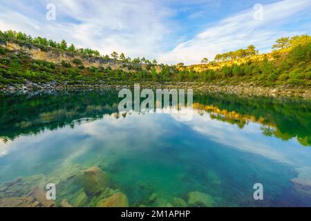 Malerischer Blick auf die Lagune von Laguna del Tejo, letzter Ursprung in Serranía de Cuenca, Spanien Stockfoto