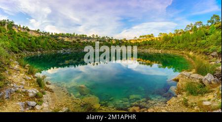 Malerischer Blick auf die Lagune von Laguna del Tejo, letzter Ursprung in Serranía de Cuenca, Spanien Stockfoto