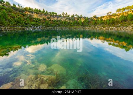 Malerischer Blick auf die Lagune von Laguna del Tejo, letzter Ursprung in Serranía de Cuenca, Spanien Stockfoto