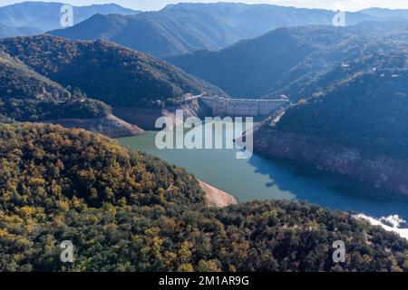 Sau-Staudamm mit Wasserständen, die aufgrund von Dürreeinwirkung, Wasserkrise, Wasserverbrauch und Wasserknappheitskonzept viel niedriger sind als üblich. Pantà de Sau Stockfoto