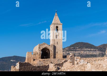 Historische Kirche des Sau-Sumpfes. Der Glockenturm von Sau ist aufgrund des Wassermangels im Sumpf vollständig unbedeckt. Tourismus in Osona, Barcelona, Katalonien Stockfoto