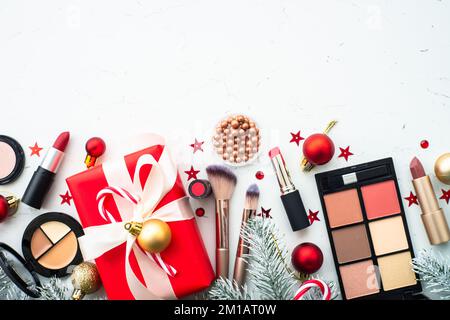 Winterkosmetik mit weißer Weihnachtsdekoration. Stockfoto