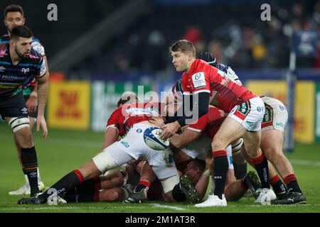 Swansea, Großbritannien. 11.. Dezember 2022. Richard Wigglesworth aus Leicester gibt den Ball beim Rugby-Spiel Ospreys gegen Leicester Champions Cup ab. Kredit: Gruffydd Thomas/Alamy Live News Stockfoto