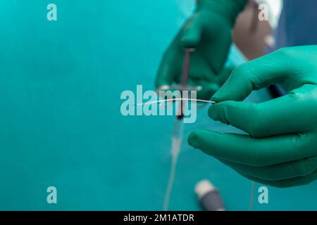 Optische Kohärenztomographie (OCT). Katheter mit Kontrastmittel spülen. Intravenöse Verabreichung von Kontrastmitteln für erweiterte CT- oder MR-Scans. Herzkatze Stockfoto