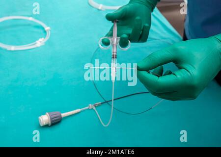 Optische Kohärenztomographie (OCT). Katheter mit Kontrastmittel spülen. Intravenöse Verabreichung von Kontrastmitteln für erweiterte CT- oder MR-Scans. Herzkatze Stockfoto