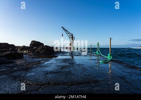 Liegeplatz mit einem Kran an der Nordküste des Atlantischen Ozeans, dem Dorf El Pris. Teneriffa. Kanarische Inseln. Spanien. Stockfoto