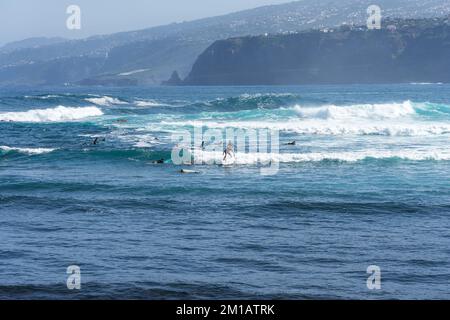 Eine Gruppe von Surfern auf den Wellen. Teneriffa. Kanarische Inseln. Spanien Stockfoto