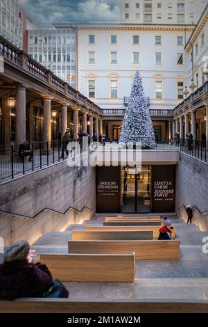 Turin, Italien. 11.. Dezember 2022. Italien Piemont Turin Piazza San Carlo Weihnachtsbäume in der Gallerie D'Italia Museum of Photography von Intesa San Paolo Credit: Realy Easy Star/Alamy Live News Stockfoto