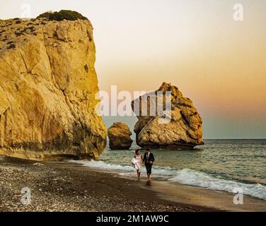 Ein frisch verheiratetes Paar am romantischen Strand von Petra tou Romiou, Zypern. Stockfoto