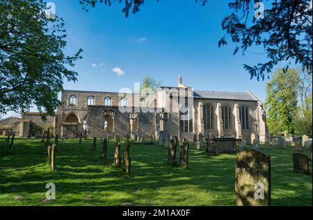 Die Kirche St. John, der Evangelist und Friedhof, Oxborough, Norfolk Stockfoto