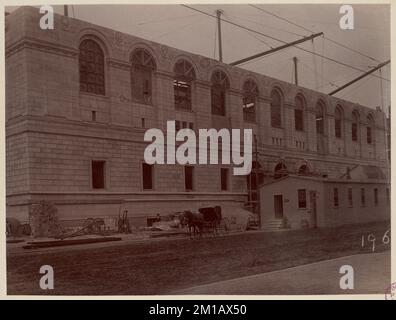 Blick auf die Bogenfenster, zweiter Stock Boylston St. Side, Bau des McKim Gebäudes, öffentliche Bibliotheken, Gebäudebau, Boston Public Library Stockfoto