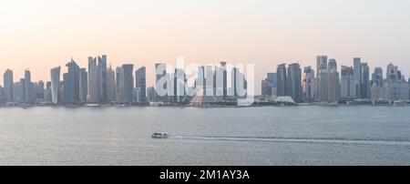 Doha, Katar - Dezember 11,2022: Panoramablick auf die Skyline von Doha mit vielen Geschäftstürmen. Stockfoto