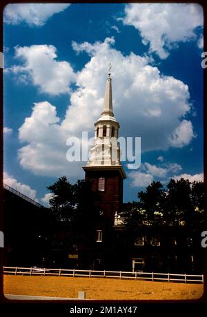 Blick auf Christ Church, Philadelphia, Pennsylvania, mit Turm im Zentrum, Kirchen. Edmund L. Mitchell Kollektion Stockfoto