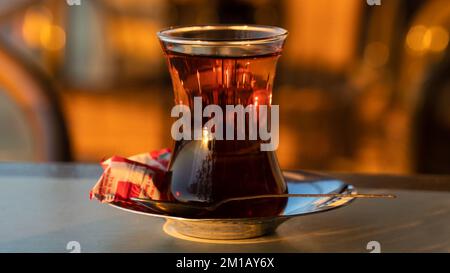 Ein Glas Tee. Türkischer Tee in traditionellem türkischem Teeglas. Stockfoto