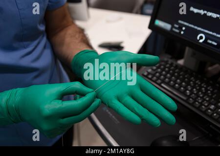 Optische Kohärenztomographie (OCT). Katheter mit Kontrastmittel spülen. Intravenöse Verabreichung von Kontrastmitteln für erweiterte CT- oder MR-Scans. Herzkatze Stockfoto