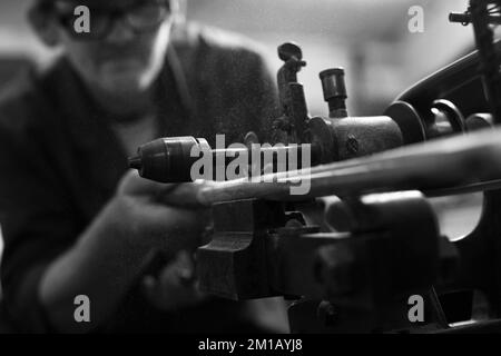 James Smith & Sons machen traditionellen Regenschirm in ihrer Werkstatt, in London, England, Großbritannien. Stockfoto