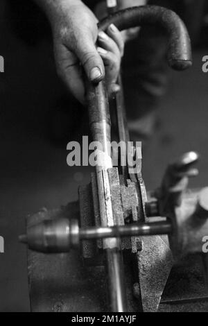 James Smith & Sons machen traditionellen Regenschirm in ihrer Werkstatt, in London, England, Großbritannien. Stockfoto