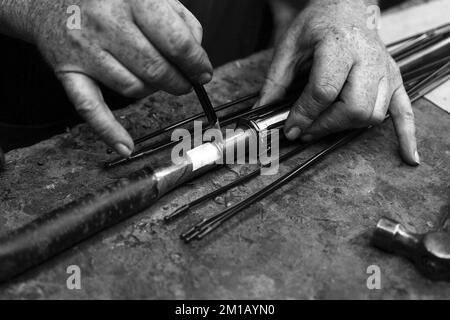 James Smith & Sons stellen in ihrer Werkstatt, in London, England, Großbritannien, einen traditionellen Regenschirm her. Stockfoto